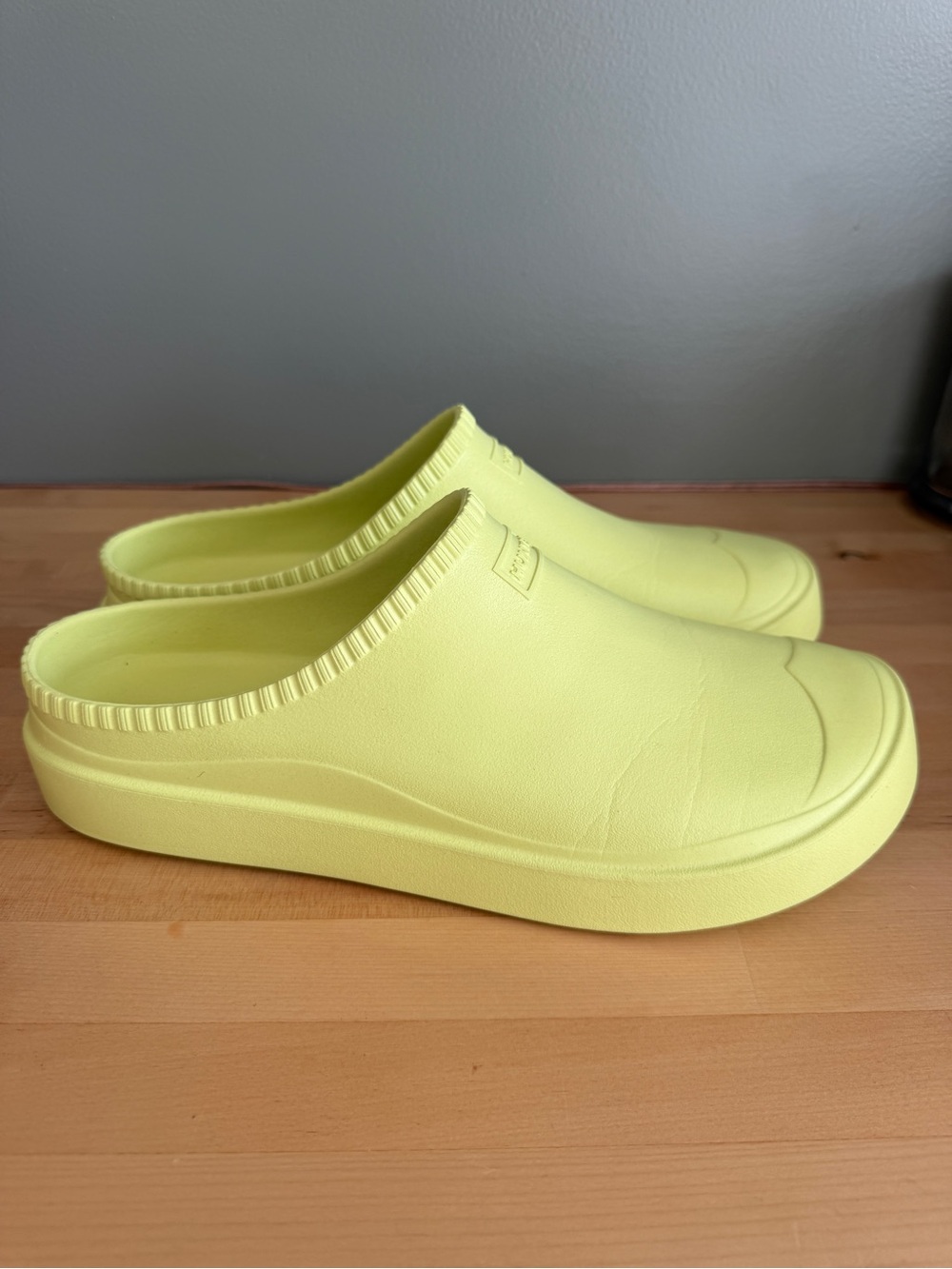 Hunter In/Out Bloom Foam Clogs Zesty Yellow Lime Green Men’s 10 Women’s 11 EU 43
